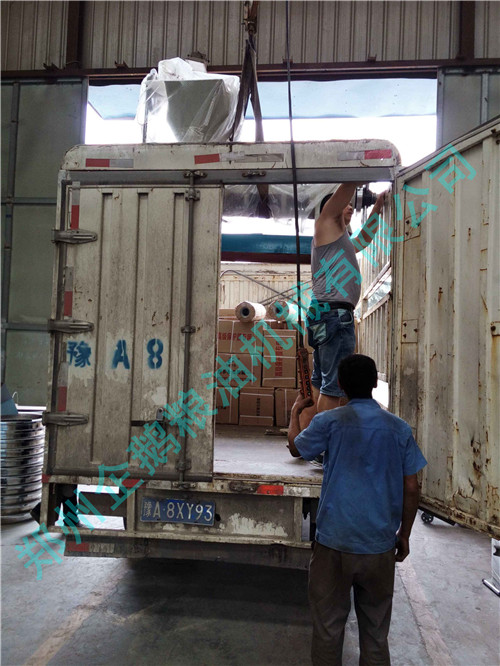 四川萬源客戶小型榨油機(jī)設(shè)備發(fā)貨現(xiàn)場(圖1)