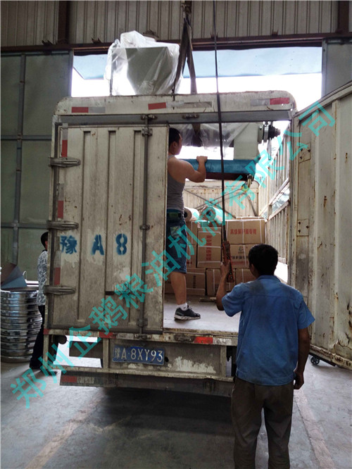 四川萬源客戶小型榨油機(jī)設(shè)備發(fā)貨現(xiàn)場(圖3)